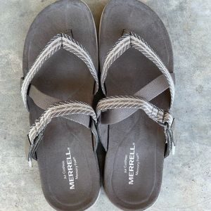 Merrell Size 9 beige flip flops